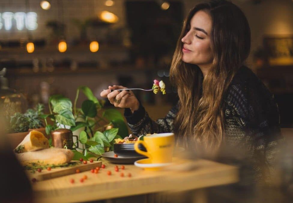 8 Ways to Be Mindful While Eating